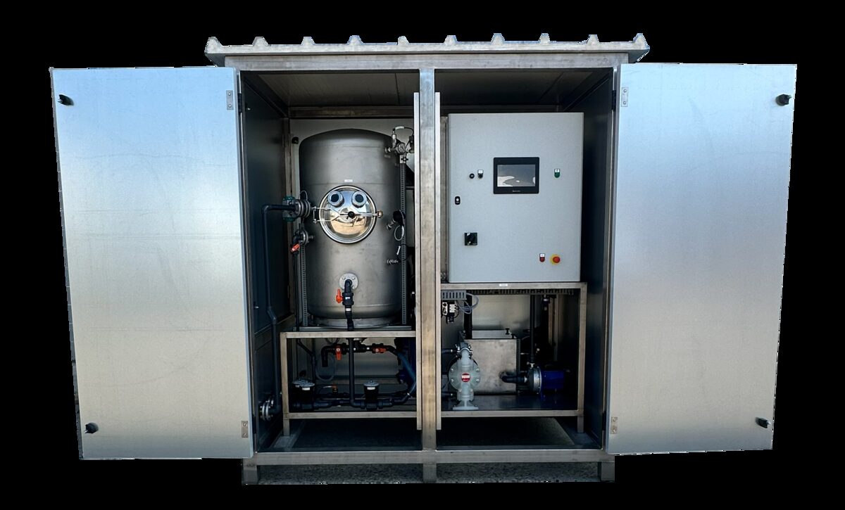 Evaporatore Tattika installato in box container in acciaio inox, con quadro elettrico integrato e tubazioni a vista